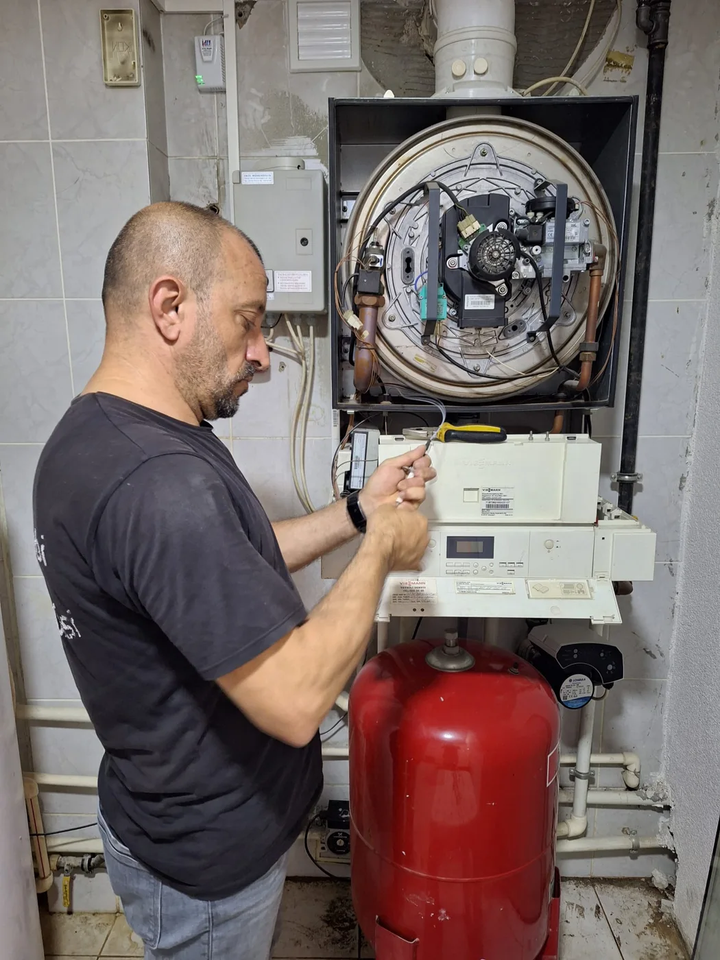 Doruk Teknik servis çalışmasında kazan üzerinde çalışan teknisyen